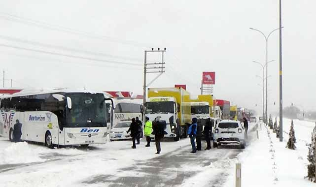 Karapınar'da karda kalan yolculara belediye sahip çıktı